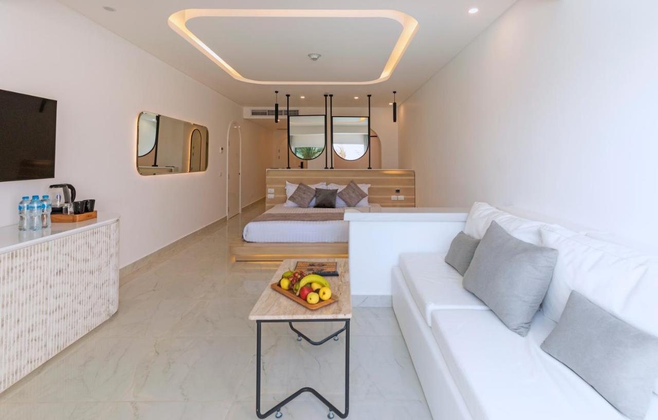 Deluxe Swim-Up Room
