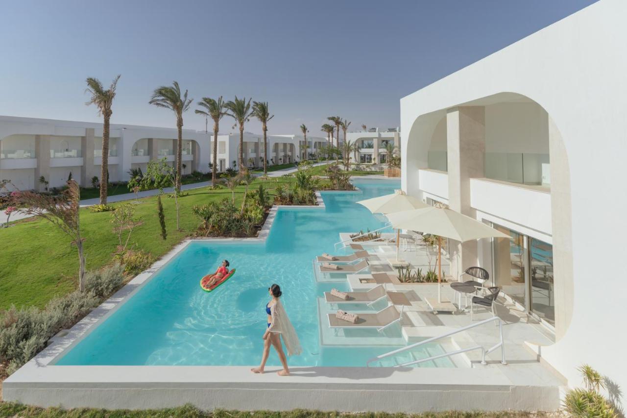 Deluxe Swim-Up Room
