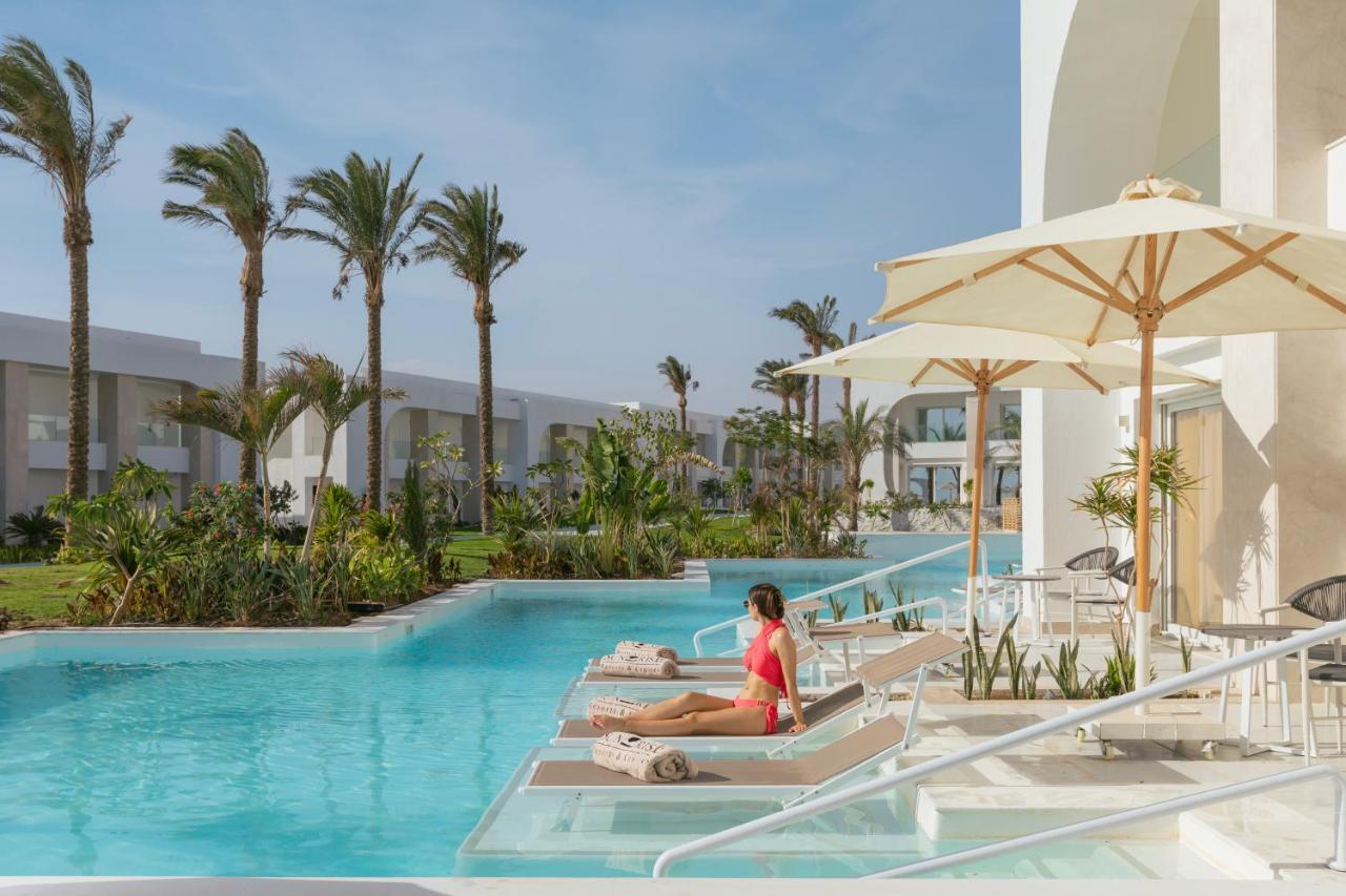 Deluxe Swim-Up Room
