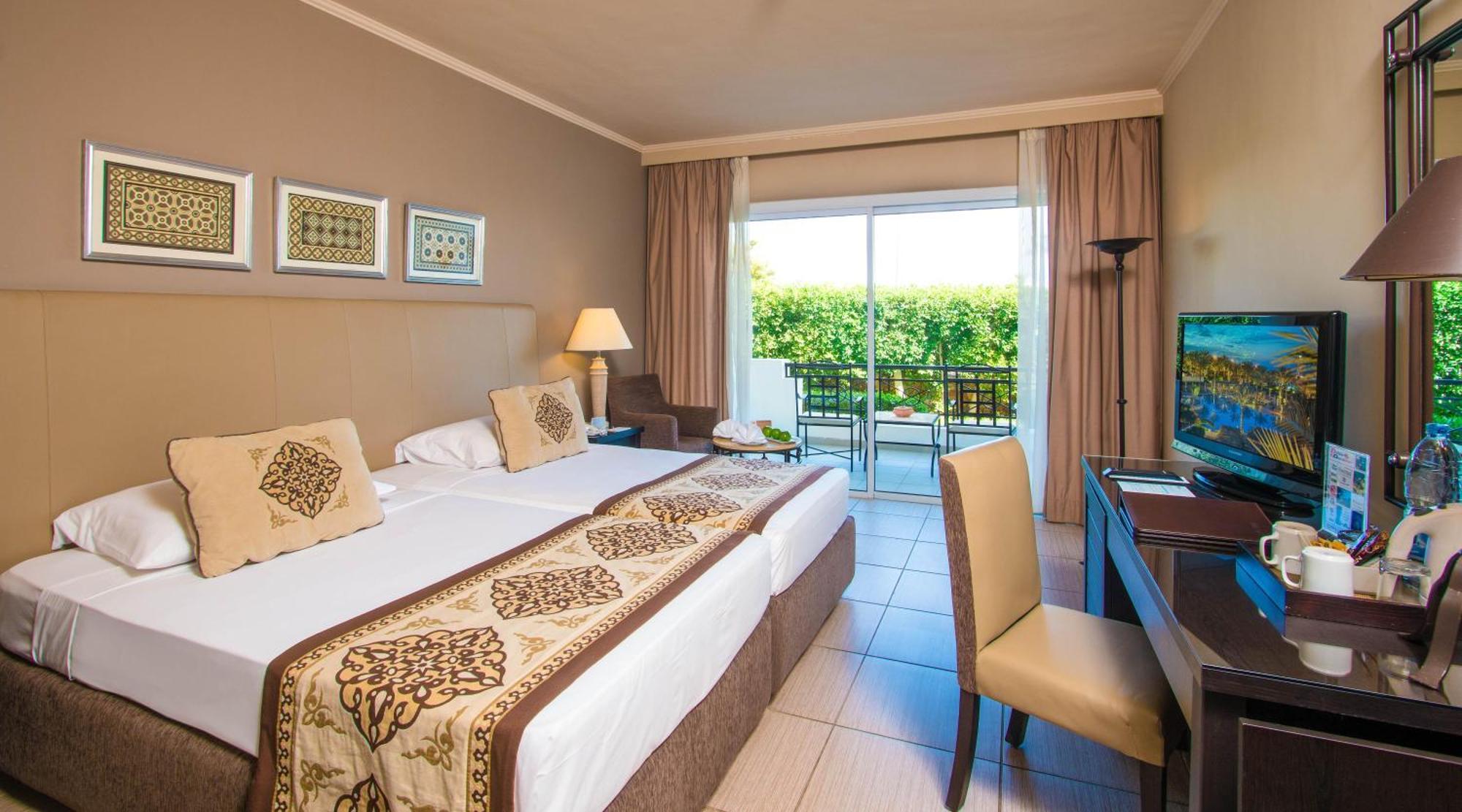 Chambre Lit Queen-Size ou Lits Jumeaux Supérieure - Vue sur Jardin ou Piscine